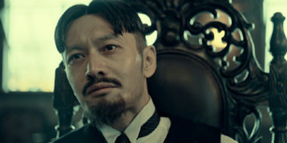 黄晓明|42岁黄晓明拍戏留中分发型突破大，这次，他又靠演技帅气了一回