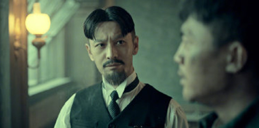 黄晓明|42岁黄晓明拍戏留中分发型突破大，这次，他又靠演技帅气了一回