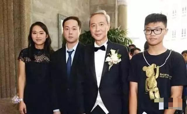 陈荣峻|TVB经典反派发妻因病去世，不料二婚妻子也染重病，尽心照料黄昏恋感人