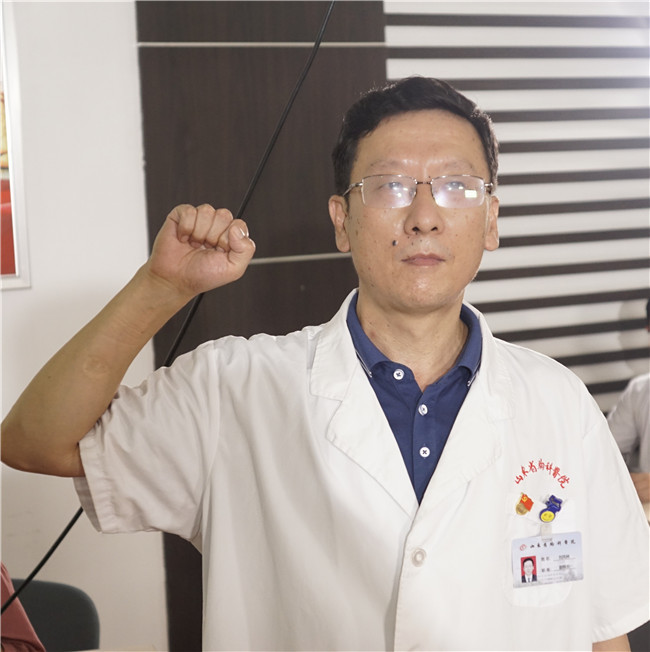 刘风林副院长带领医师代表们宣誓