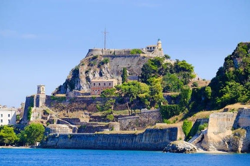 就算日后被转移到了别的监狱,也只能够一辈子呆在监狱当中,第乌岛堡垒