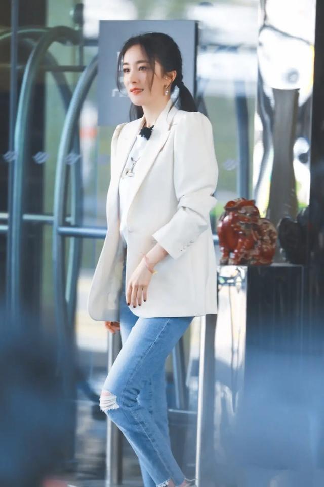 杨幂状态可真好穿米色西装配牛仔裤录综艺双马尾俏皮又可爱