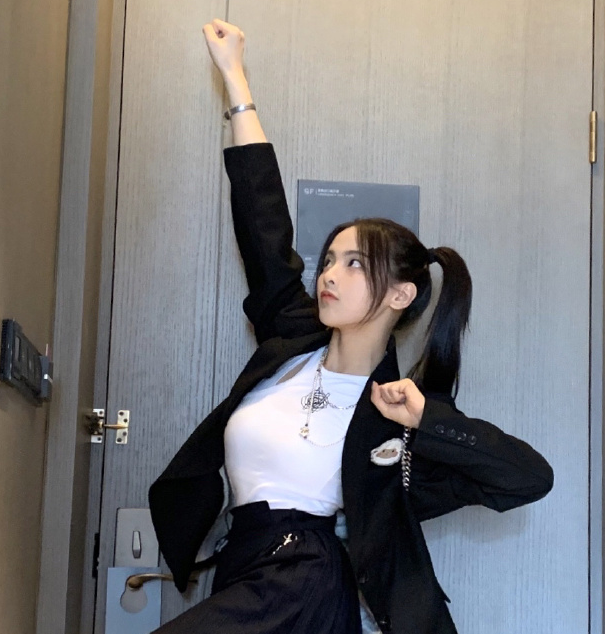 杨超越|肖战之后，杨超越粉丝也开始转型，这一波“悬崖勒马”必须赞