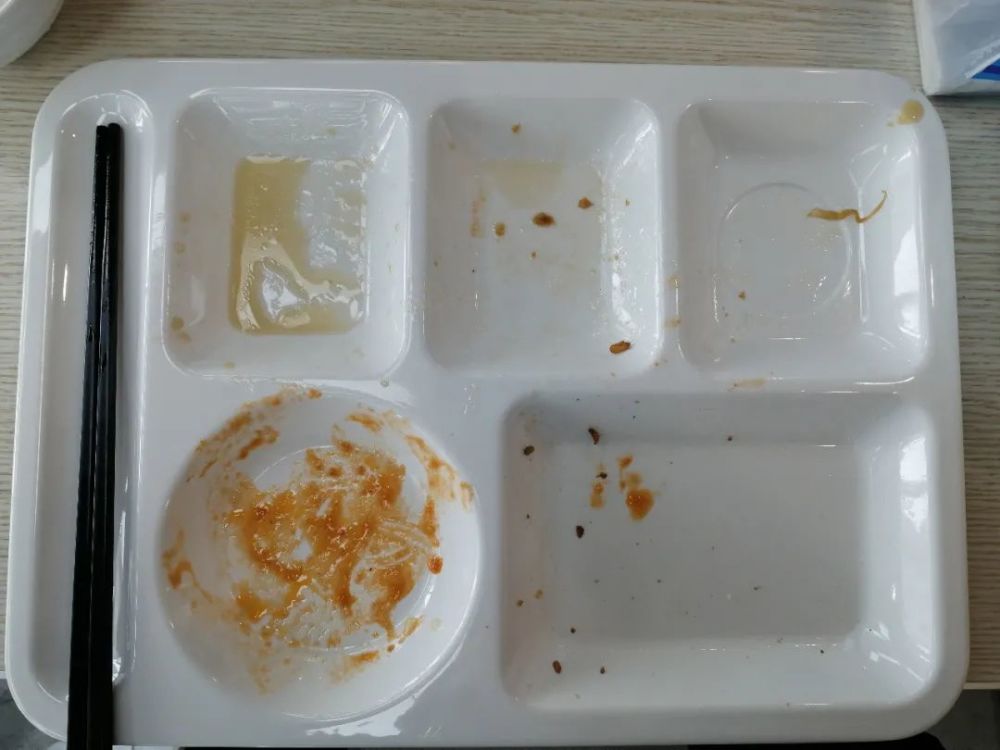 全安食粮卫捍费浪盘餐绝杜餐厅推崇使用绿色环保餐盘餐具,堂食不主动