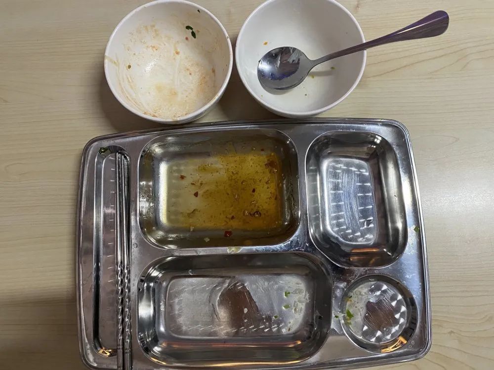 人:张雪飞全安食粮卫捍费浪盘餐绝杜餐厅推崇使用绿色环保餐盘餐具,堂