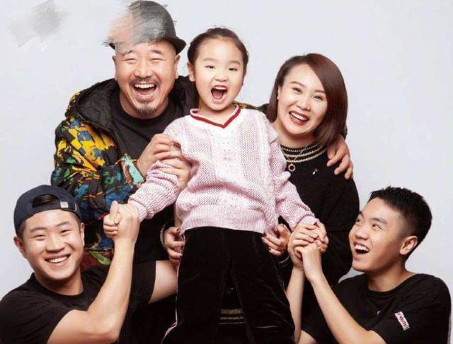 王小利|“刘能”王小利豪宅曝光，装修风格出乎意料，一张木床价值30万元