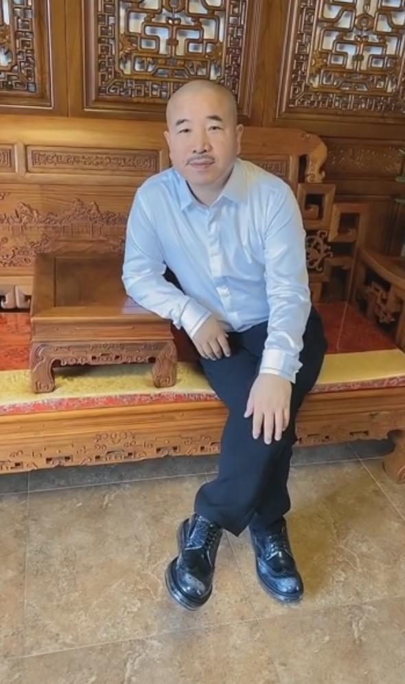 王小利|“刘能”王小利豪宅曝光，装修风格出乎意料，一张木床价值30万元