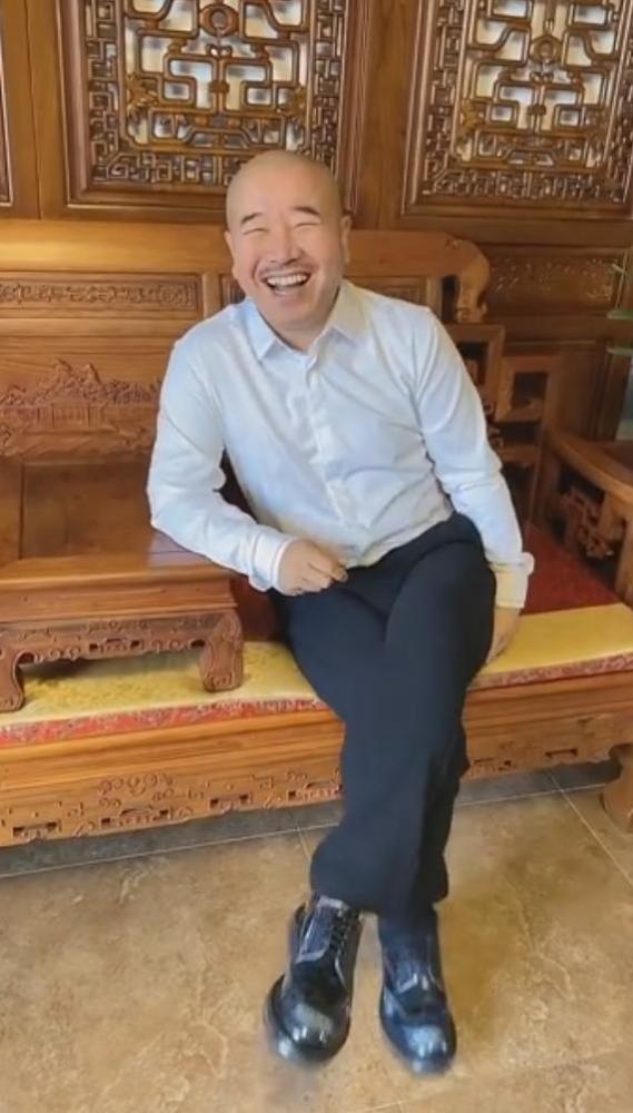 王小利|“刘能”王小利豪宅曝光，装修风格出乎意料，一张木床价值30万元