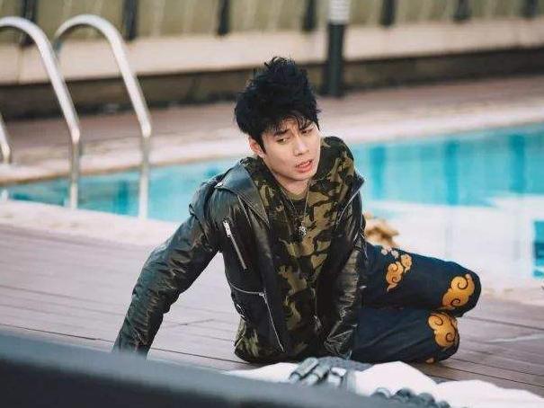 艾伦这位喜剧演员,想必从电影《夏洛特烦恼》中扮演的"傻大春"一角也