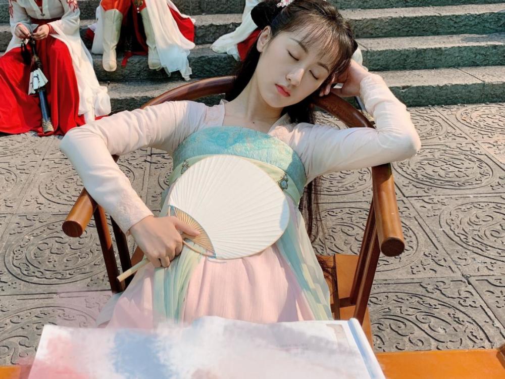 任嘉伦|任嘉伦和成毅用眼神开车，都是一个导演的男主，片场拍戏亲自组CP