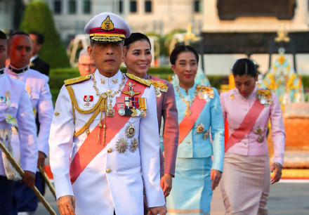 泰国_历史|不顾病毒上街游行：泰国人首次把矛头对准了王室，郑信的预言要成真？