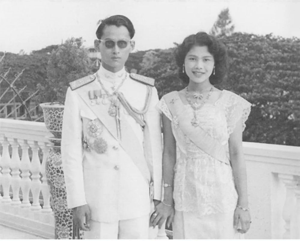 泰国_历史|不顾病毒上街游行：泰国人首次把矛头对准了王室，郑信的预言要成真？