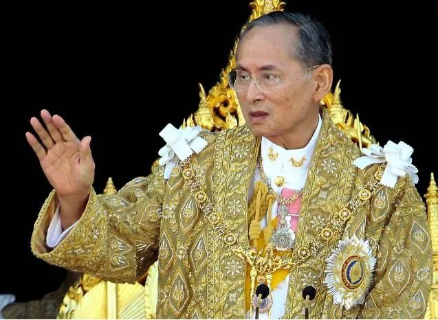 不顾病毒上街游行:泰国人首次把矛头对准了王室,郑信的预言要成真?