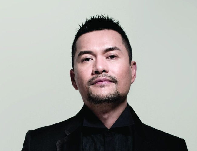 63岁吕良伟与61岁大爷在一起像是两代人,难怪会被大爷叫小后生