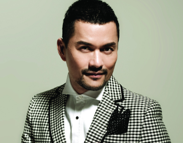 63岁吕良伟与61岁大爷在一起像是两代人难怪会被大爷叫小后生