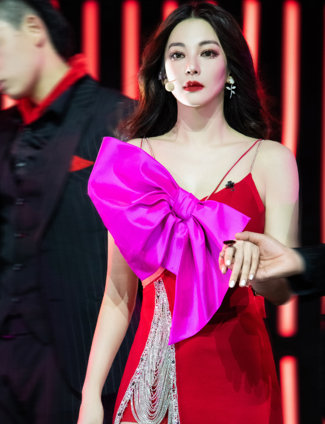 浪姐|《浪姐》新造型，张雨绮入红毯走秀，看到吴昕：真不是公主出逃？