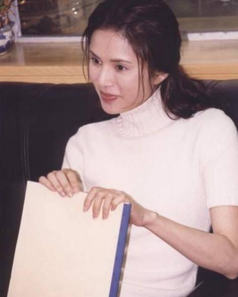 李若彤|54岁李若彤仍信爱，被已婚男星骗感情，陪破产男友10年惨遭弃