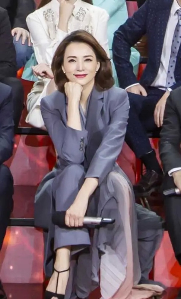 董卿回归央视稳占c位留长发气质抢眼筹备朗读者第三季