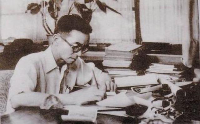 梁思成|“梁陈方案”被否决，梁思成在会议上失声痛哭，古建筑终迎来毁灭