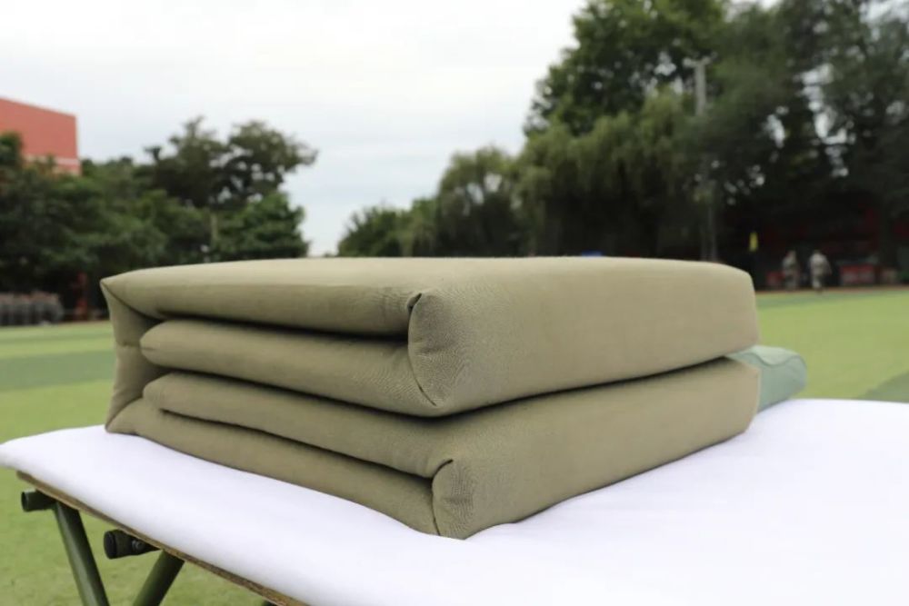 军训学习叠被子 整理内务显风采_腾讯新闻