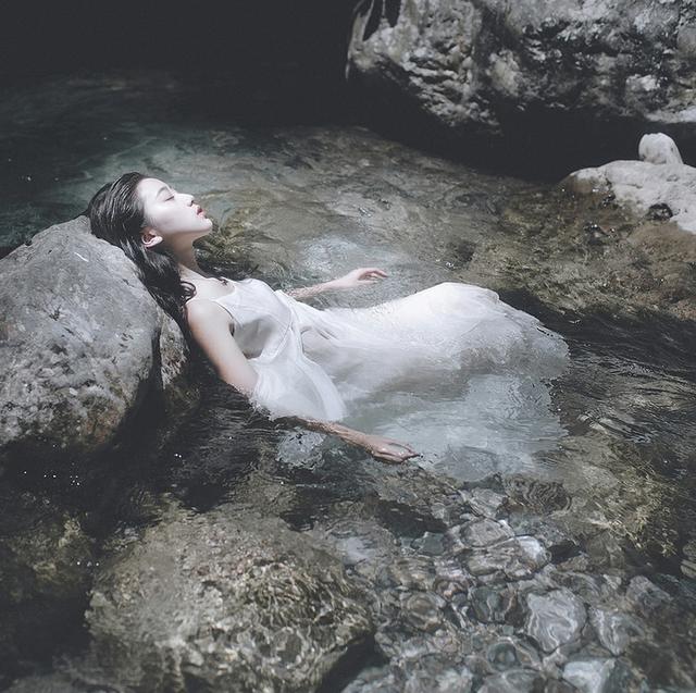 美女浸在山泉中有种超然世外的美