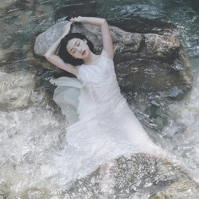 美女浸在山泉中有种超然世外的美