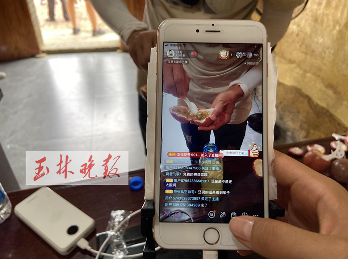 "小六视野"工作人员在向采风团成员介绍电商基地