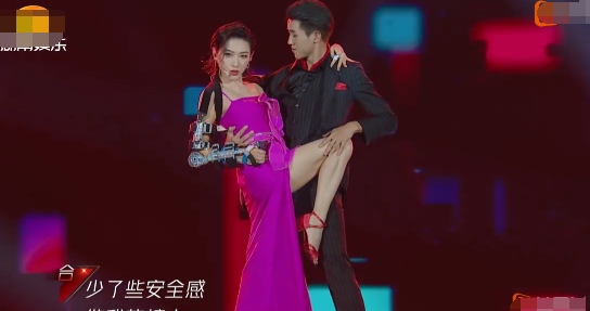 万茜|万茜受伤依然站C位，全员单手跳舞有团魂，宁静顾全大局帮忙拉票