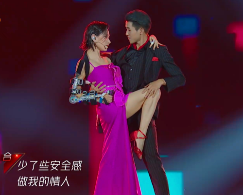 乘风破浪的姐姐|《乘风破浪的姐姐》万茜带伤坚持完成舞台，为什么还会遭到质疑？