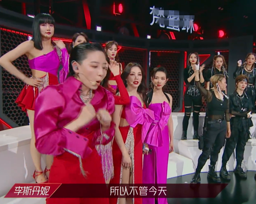 乘风破浪的姐姐|《乘风破浪的姐姐》万茜带伤坚持完成舞台，为什么还会遭到质疑？