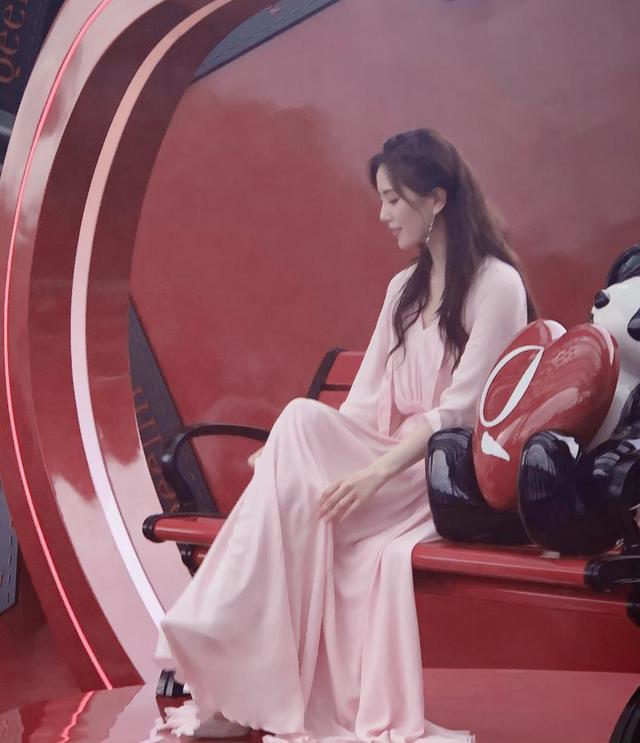 刘诗诗|排场大！刘诗诗最新路透，两人打伞十人随从，挤满围观群众人气旺