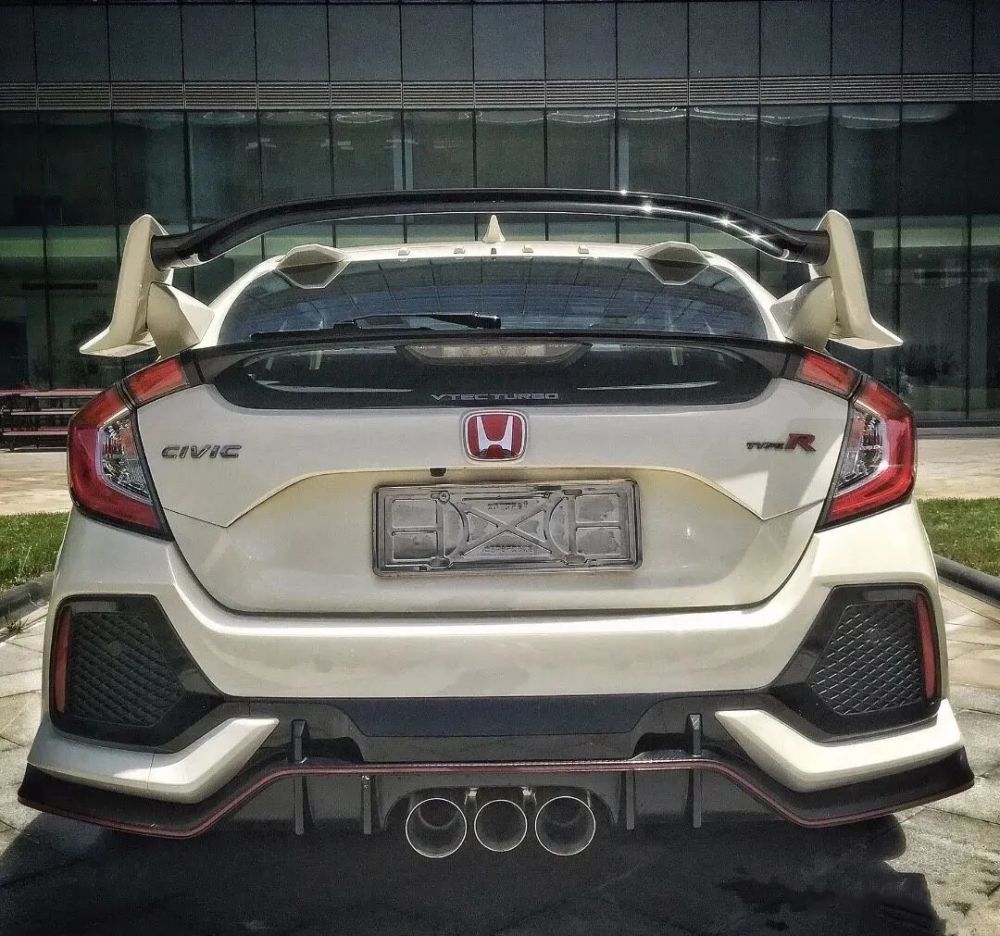 车主给思域装7个鲨鱼鳍3根排气超大尾翼满满的汽配城气质