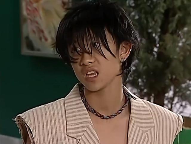 刘星行走在时尚的前沿看到泫雅的穿搭这确定不是同个设计师