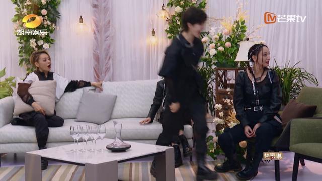 浪姐|《浪姐》宁静看四个晋级队友进门的表情，差别很大，太真实了