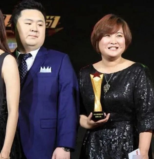 终于明白贾玲结婚6年为何从不晒老公,看到他的健身照后:这颜值谁敢晒