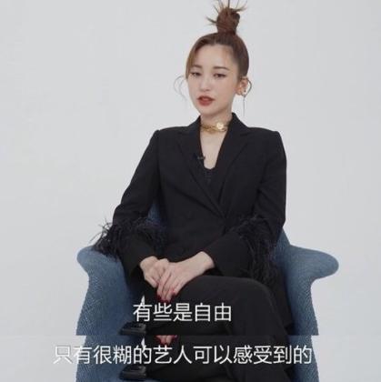 金莎|金莎回应新歌抄袭《胧月》：版权姐姐买了，我会珍惜自己的羽翼