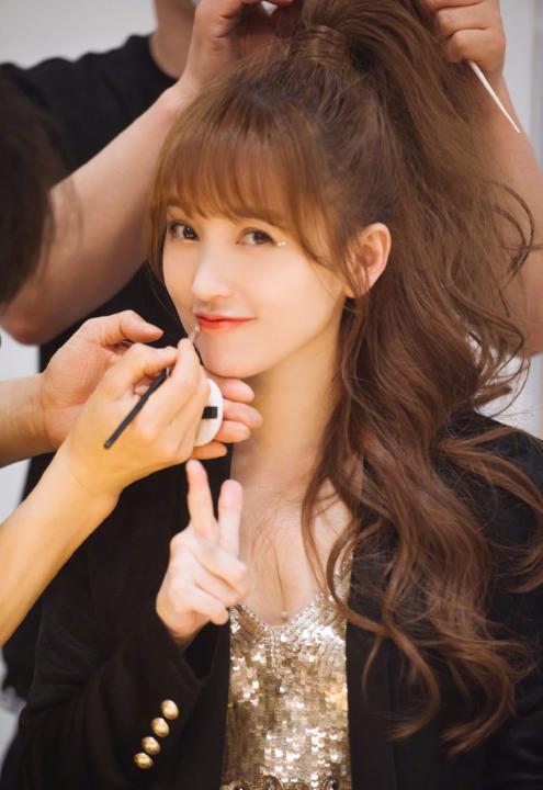 金莎|金莎回应新歌抄袭《胧月》：版权姐姐买了，我会珍惜自己的羽翼