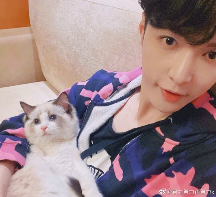 张艺兴|女主播爆料鲜肉男星做公益却耍大牌，挑剔午饭折腾工作人员，网友猜张艺兴