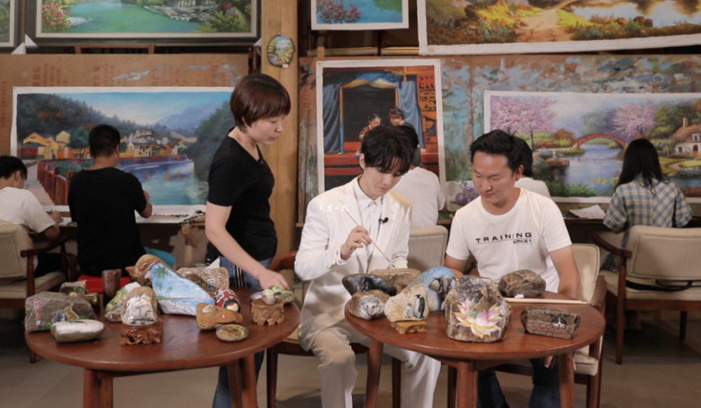 张艺兴|女主播爆料鲜肉男星做公益却耍大牌，挑剔午饭折腾工作人员，网友猜张艺兴