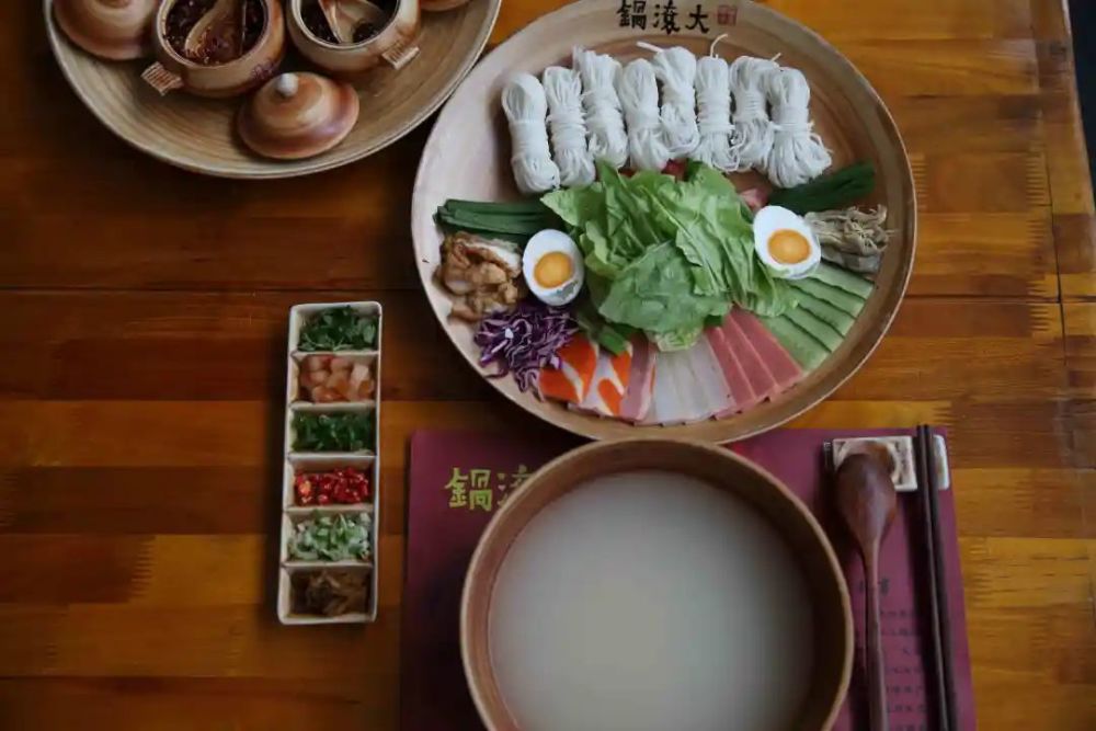 搭配精致的食材升腾更迷人的烟火气一叶见色 一花生香 一品即味美食