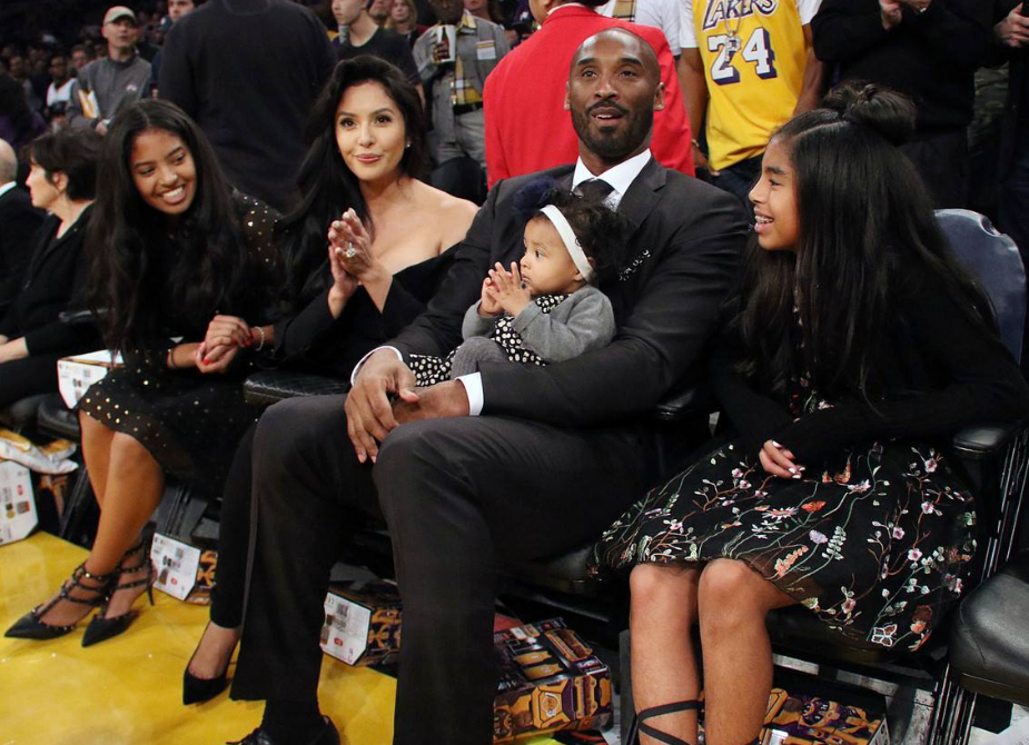 瓦妮莎|瓦妮莎庆祝小女儿满14个月，携家人出海，Capri五官长开神似科比