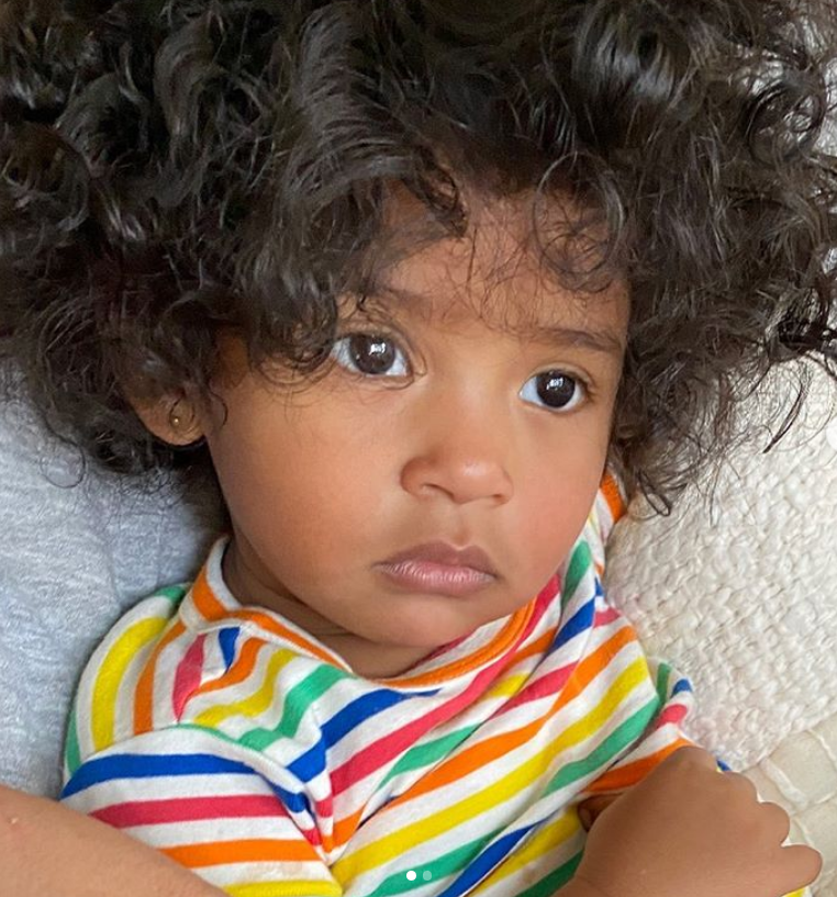 瓦妮莎|瓦妮莎庆祝小女儿满14个月，携家人出海，Capri五官长开神似科比