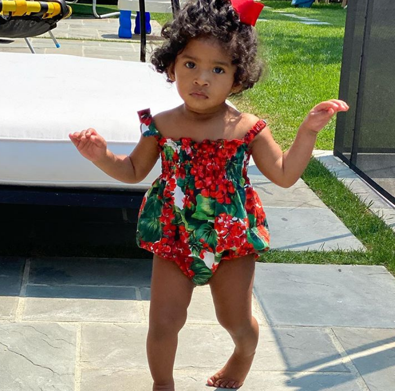 瓦妮莎|瓦妮莎庆祝小女儿满14个月，携家人出海，Capri五官长开神似科比