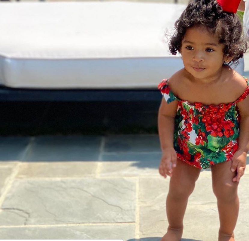 瓦妮莎|瓦妮莎庆祝小女儿满14个月，携家人出海，Capri五官长开神似科比