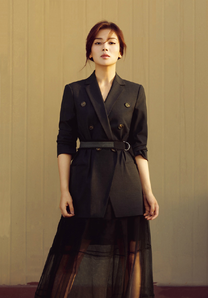 王鸥眼神太飒了!穿西装配金属色衬衫好a,裤脚塞进靴子里更霸气