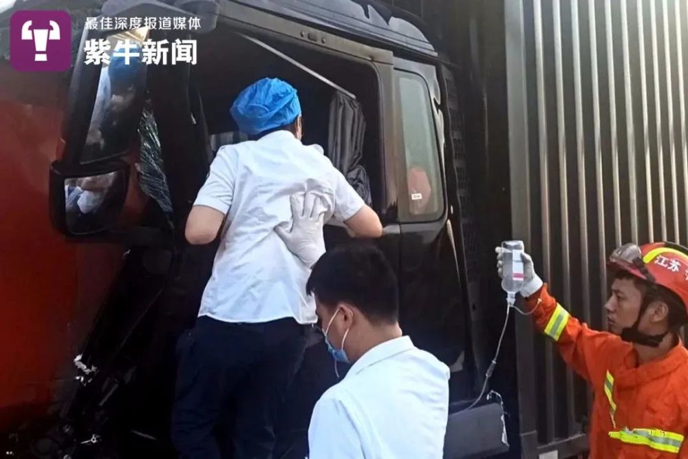 紫牛頭條高速路突發車禍醫生託舉護士扒窗輸液救人像極了超人與天使