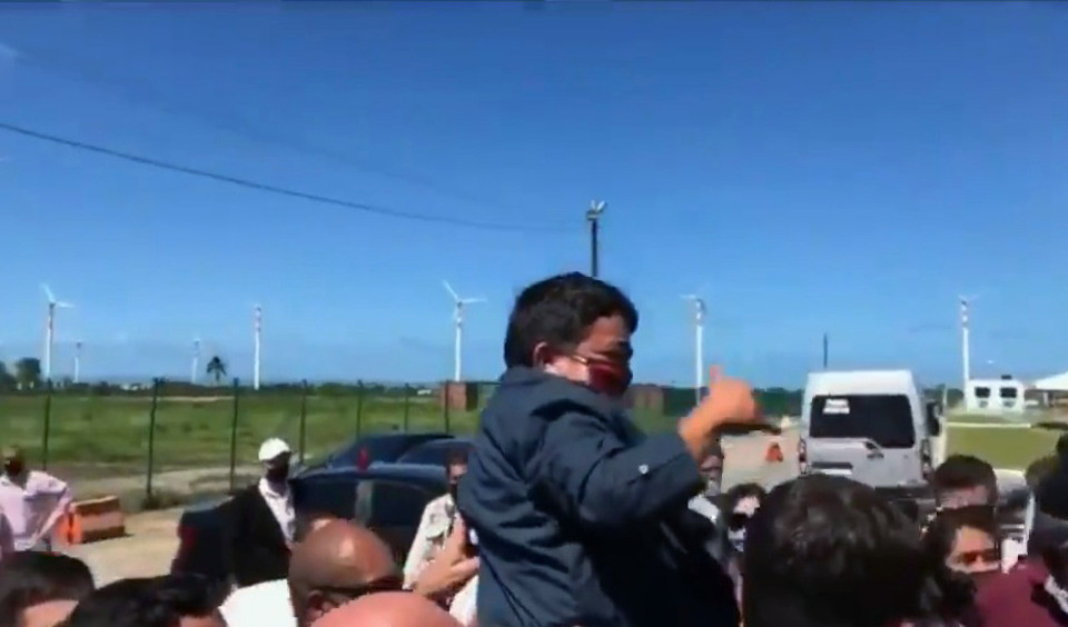 贾伊尔·博尔索纳罗|巴西总统闹乌龙，误将侏儒症男子当成小孩，抱到空中举高高