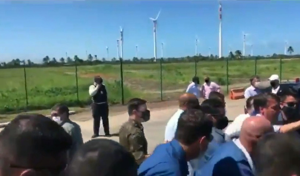 贾伊尔·博尔索纳罗|巴西总统闹乌龙，误将侏儒症男子当成小孩，抱到空中举高高