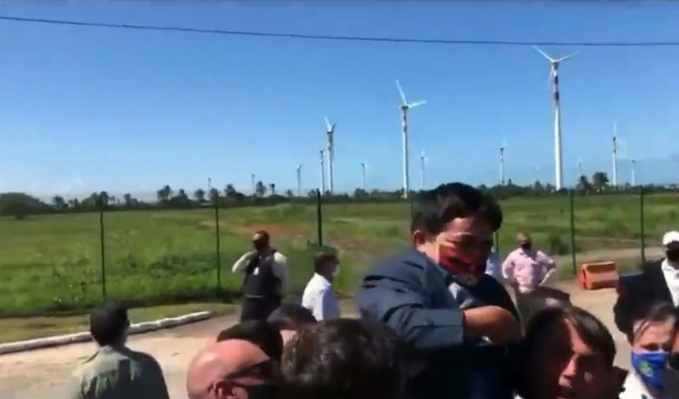 贾伊尔·博尔索纳罗|巴西总统闹乌龙，误将侏儒症男子当成小孩，抱到空中举高高