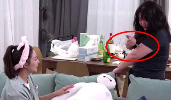 杨天真|杨天真晒手术视频，肚子上打四个洞自己签字，无家人陪伴惹人心疼